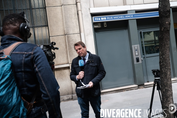 Devant le siege du rn le lendemain de la dissolution