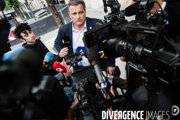 Devant le siege du rn le lendemain de la dissolution