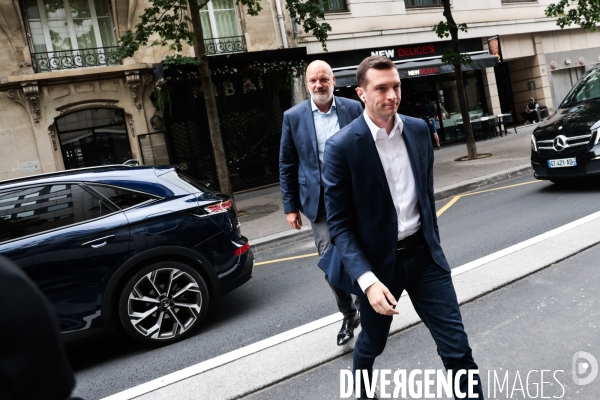 Devant le siege du rn le lendemain de la dissolution