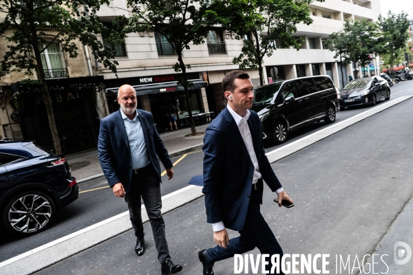 Devant le siege du rn le lendemain de la dissolution