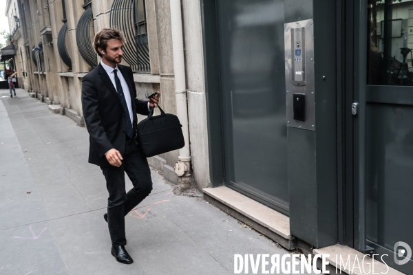Devant le siege du rn le lendemain de la dissolution