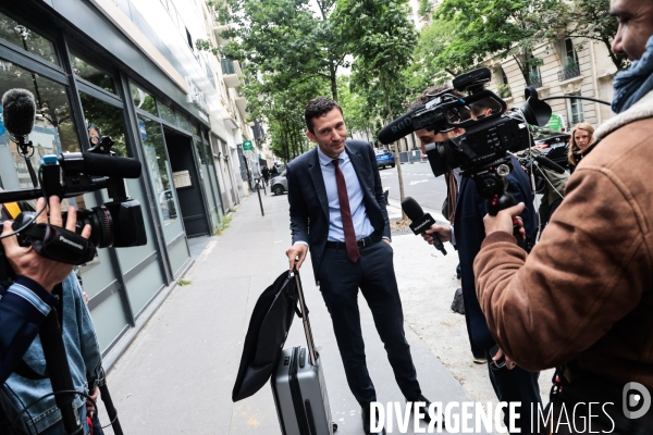 Devant le siege du rn le lendemain de la dissolution