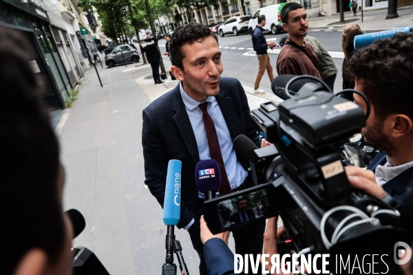 Devant le siege du rn le lendemain de la dissolution