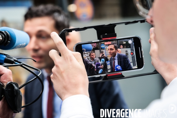 Devant le siege du rn le lendemain de la dissolution
