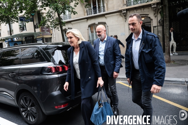 Devant le siege du rn le lendemain de la dissolution