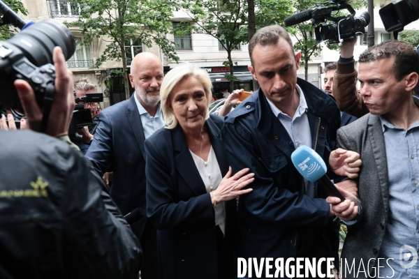 Devant le siege du rn le lendemain de la dissolution