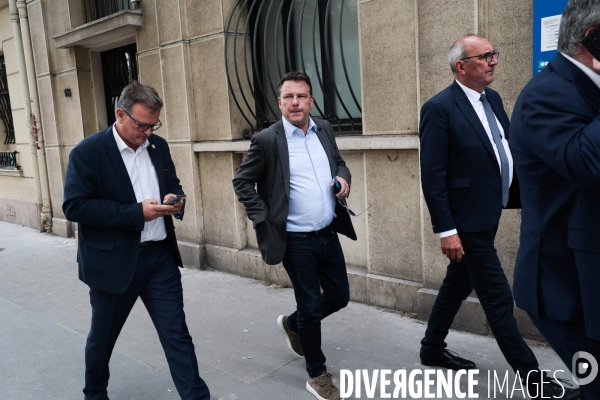 Devant le siege du rn le lendemain de la dissolution