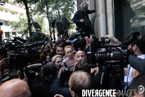 Devant le siege du rn le lendemain de la dissolution