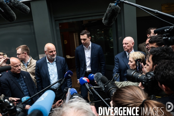 Devant le siege du rn le lendemain de la dissolution