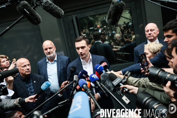Devant le siege du rn le lendemain de la dissolution