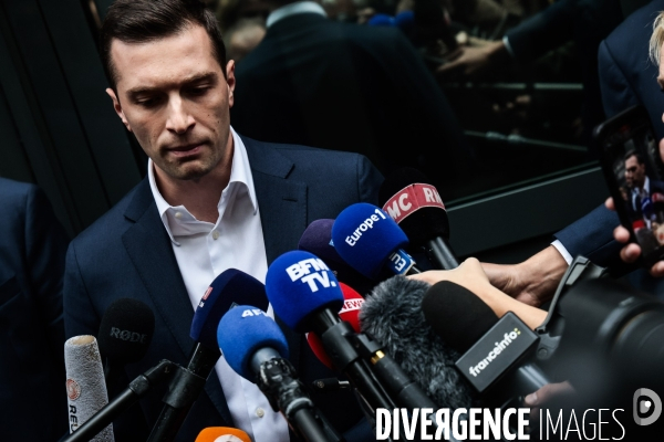 Devant le siege du rn le lendemain de la dissolution