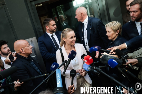 Devant le siege du rn le lendemain de la dissolution