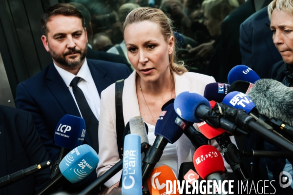 Devant le siege du rn le lendemain de la dissolution
