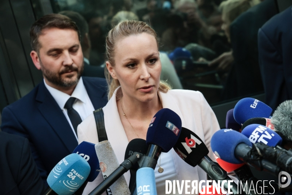 Devant le siege du rn le lendemain de la dissolution
