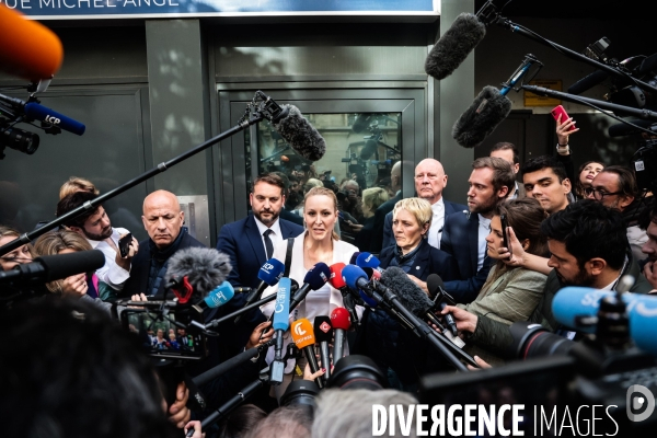 Devant le siege du rn le lendemain de la dissolution