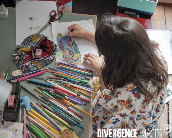 Enfant dessinant