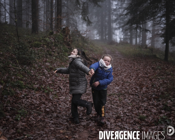 Enfants jouant dans une forêt des Vosges
