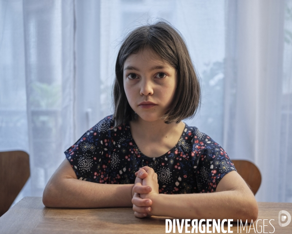 Intérieur, enfant à une table