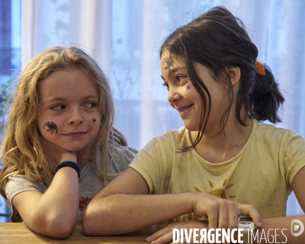 Filles avec des décalcomanies sur le visage