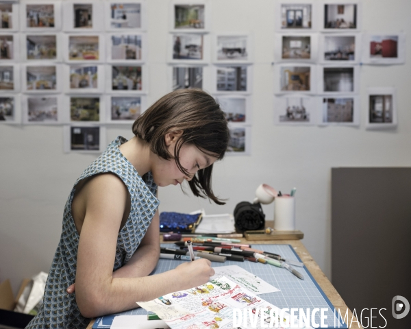 Jeune fille dessinant 