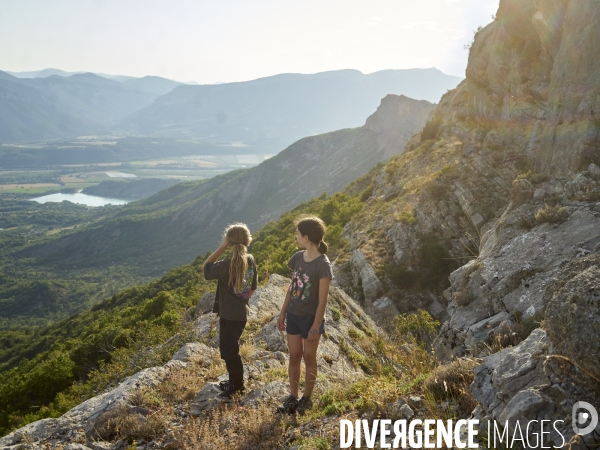 Jeunes filles sur une crête rocheuse des Hautes-Alpes
