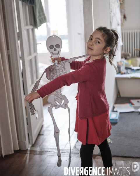 Enfant dansant avec un squelette de papier