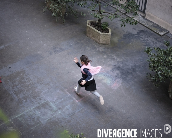 Enfant courant dans une cour d’immeuble durant le confinement du au Covid 19