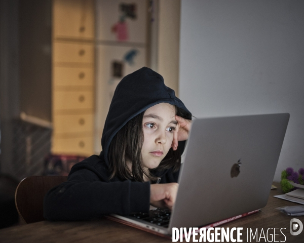 Enfant écrivant à l’ordinateur