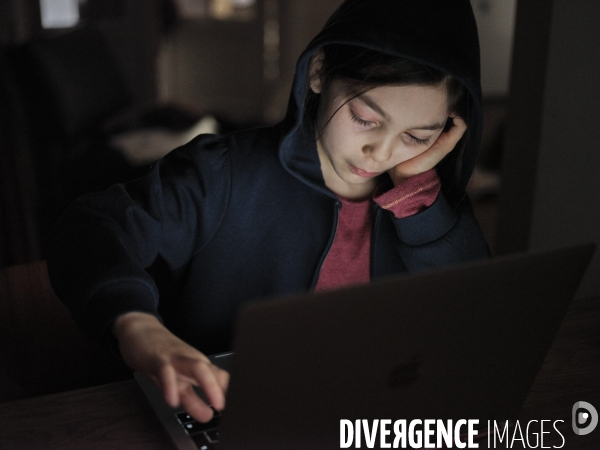 Enfant écrivant à l’ordinateur