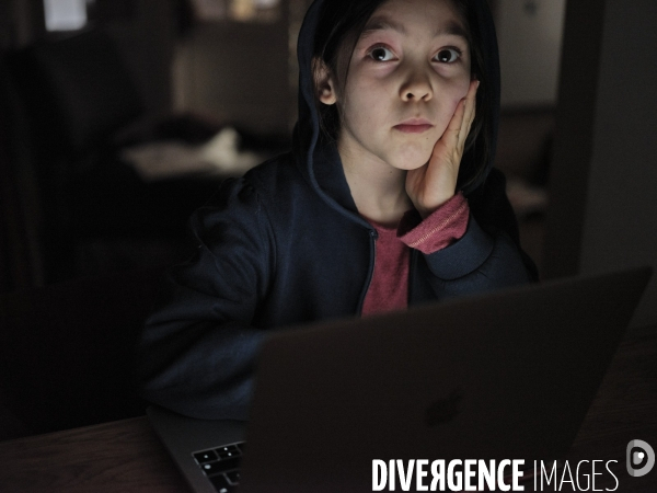 Enfant écrivant à l’ordinateur