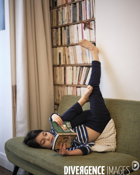Fille lisant sur un canapé