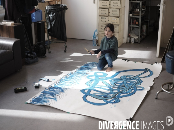 Enfant peignant un grand serpent