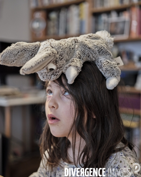 Enfant et sa peluche