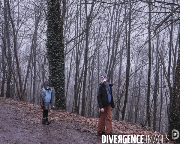 Enfants masquées dans une forêt des Vosges