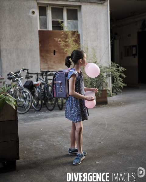 Ecolière quant avec des ballons de baudruche