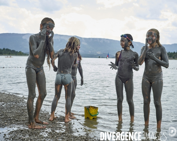 Enfants jouant avec la boue du lac de Saint-Genis