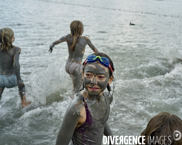 Enfants jouant avec la boue du lac de Saint-Genis