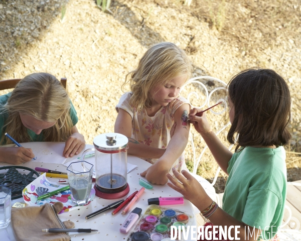 Enfants dessinant 