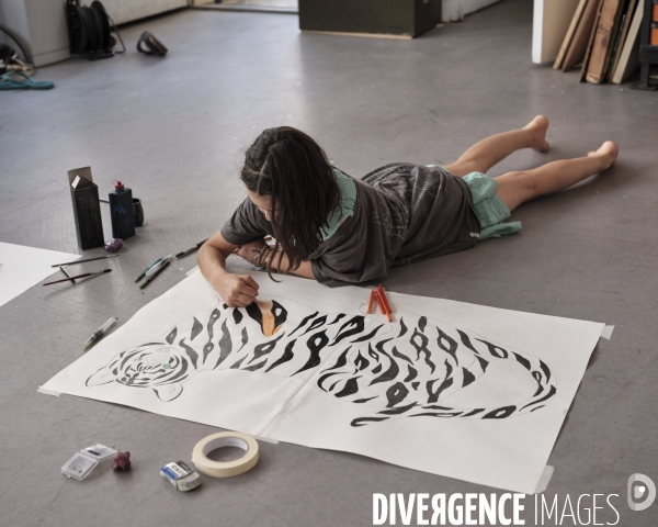Jeune fille dessinant 