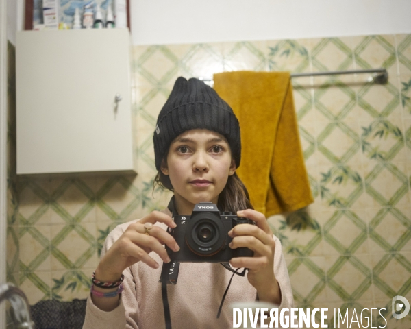 Enfant, autoportrait au miroir