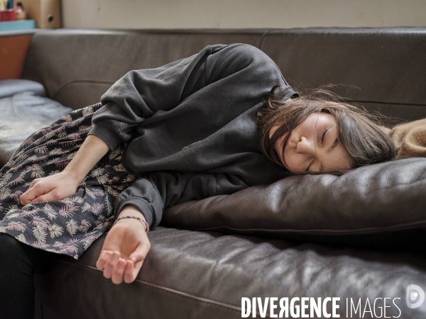 Jeune fille endormie sur un canapé