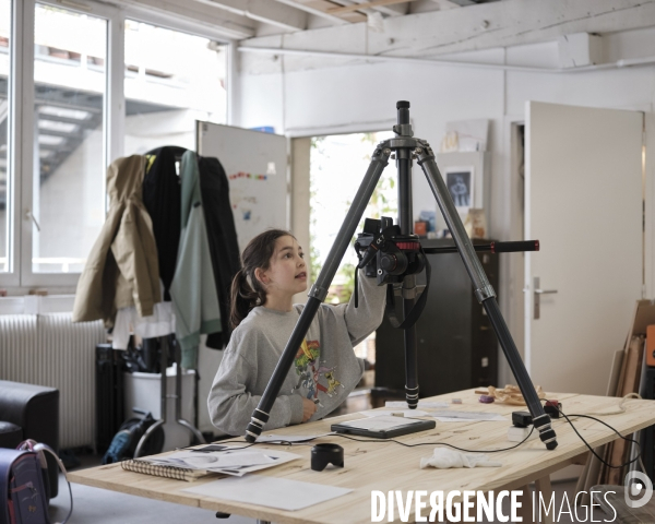 Jeune fille réalisant un film d’animation 