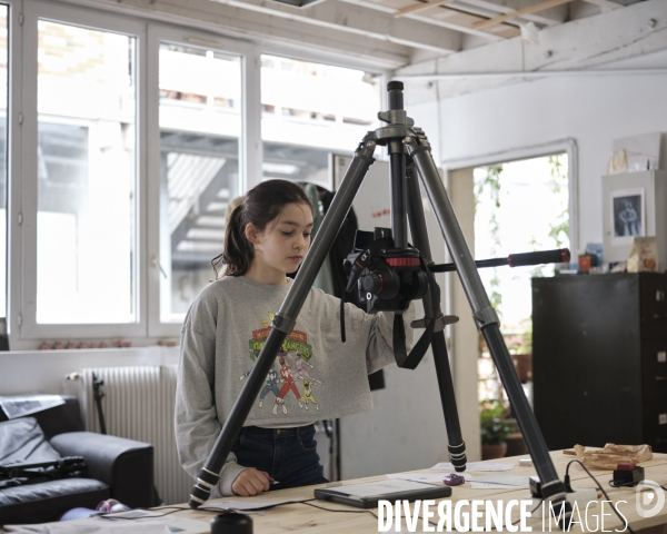Jeune fille réalisant un film d’animation 
