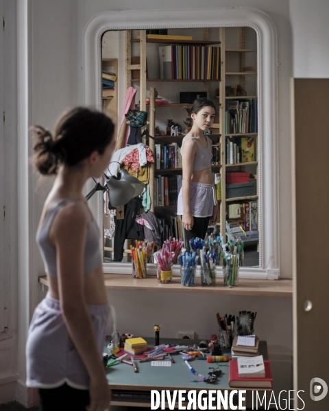 Jeune fille s’observant dans un miroir