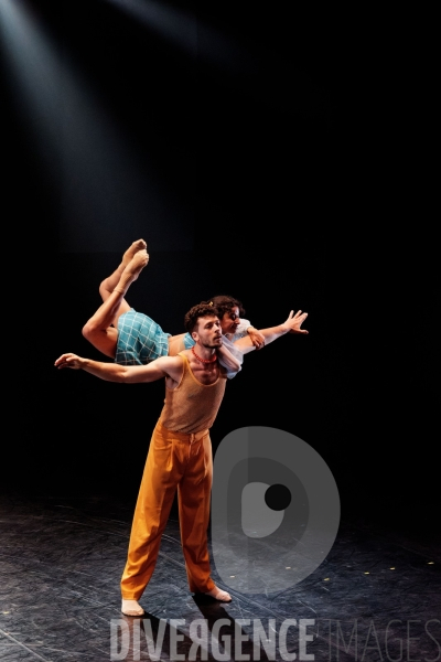 Sous les jupes / Pierre-Émile Lemieux-Venne / Alba Castillo