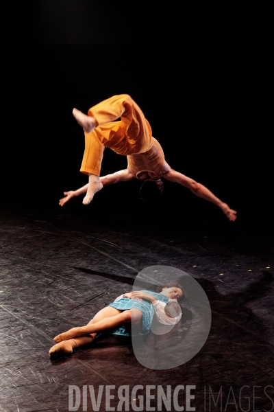 Sous les jupes / Pierre-Émile Lemieux-Venne / Alba Castillo