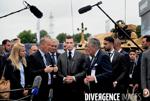 Jordan Bardella visite le salon Eurosatory