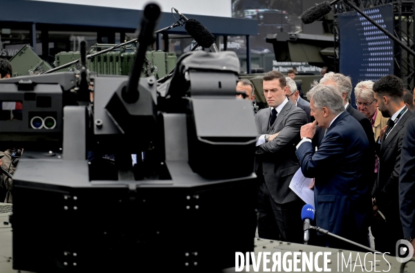 Jordan Bardella visite le salon Eurosatory