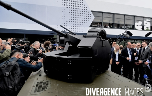 Jordan Bardella visite le salon Eurosatory