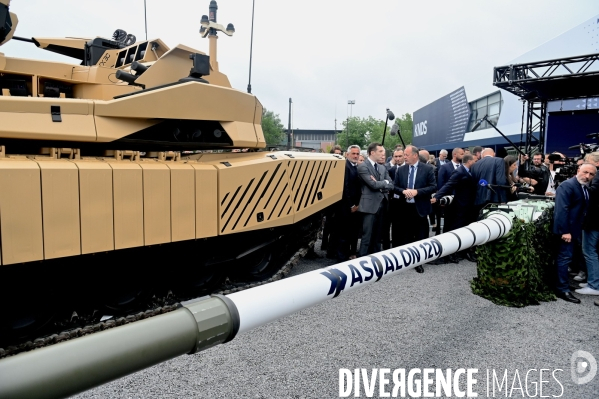 Jordan Bardella visite le salon Eurosatory